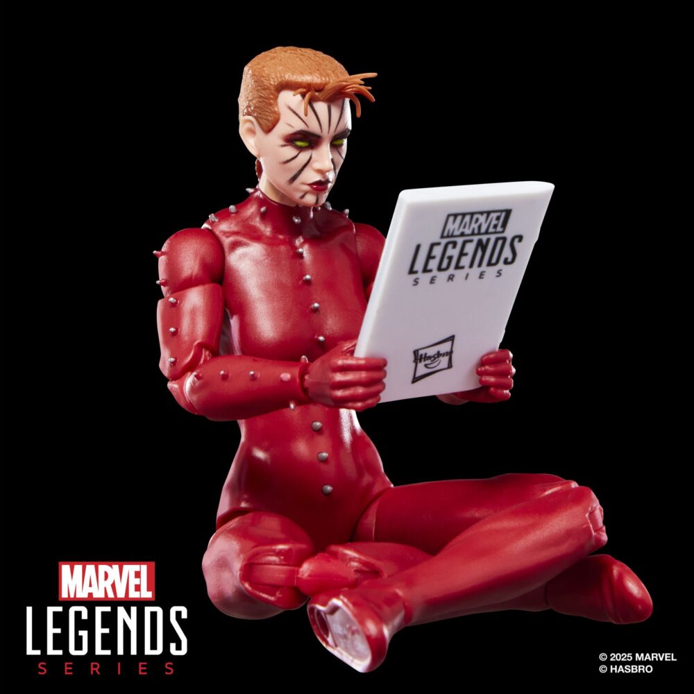 Phoenix rachel summers excalibur marvel legends series. Hasbro presenta en su colección marvel legends series la figura de rachel summers como fénix, inspirada en su aspecto en los cómics de "excalibur". La figura mide 15 cm e incluye 1x réplica a escala del cómic con la portada de "excalibur #1"de 1998, 4x manos intercambiables, 1x cabeza alternativa y 2x efectos de alas de fuego para recrear su transformación en fuerza fénix. Cuenta con más de 20 puntos de articulación para recrear diversas escenas. Se presenta en un blíster ilustrado estilo retro. Unidades limitadas.