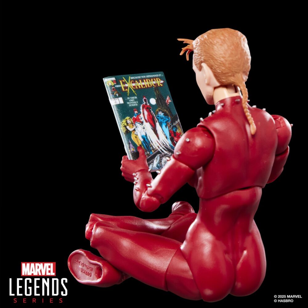 Phoenix rachel summers excalibur marvel legends series. Hasbro presenta en su colección marvel legends series la figura de rachel summers como fénix, inspirada en su aspecto en los cómics de "excalibur". La figura mide 15 cm e incluye 1x réplica a escala del cómic con la portada de "excalibur #1"de 1998, 4x manos intercambiables, 1x cabeza alternativa y 2x efectos de alas de fuego para recrear su transformación en fuerza fénix. Cuenta con más de 20 puntos de articulación para recrear diversas escenas. Se presenta en un blíster ilustrado estilo retro. Unidades limitadas.