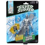 THE SILVER SURFER MARVEL LEGENDS SERIES. Hasbro suma a la línea Marvel Legends Series la figura de Silver Surfer (Estela Plateada en España), basada en su apariencia en el cómic homónimo. La figura mide 15 cm y cuenta con diversos accesories: 4x manos alternativas, 1x tabla de surf espacial y 1x réplica a escala del cómic con la portada de “Silver Surfer #1” de 1968. Gracias a sus más de 20 puntos de articulación, permite exponerla en diversas poses. Se presenta en un blíster ilustrado estilo retro. UNIDADES LIMITADAS.