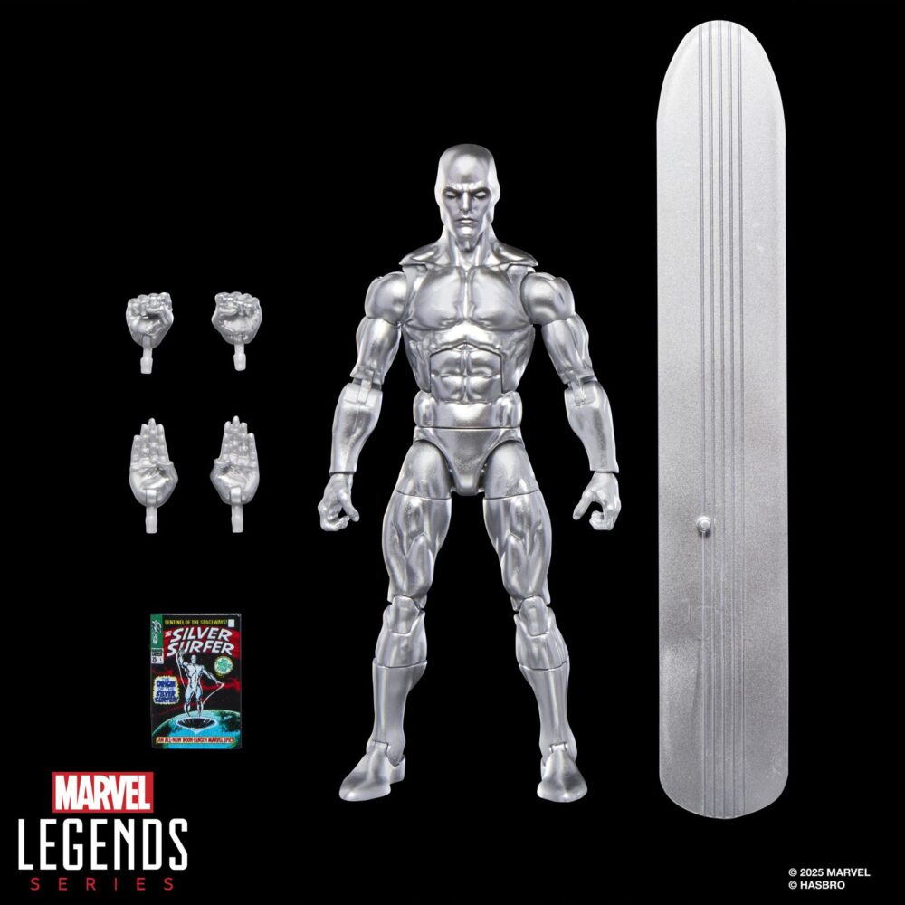 The silver surfer marvel legends series. Hasbro suma a la línea marvel legends series la figura de silver surfer (estela plateada en españa), basada en su apariencia en el cómic homónimo. La figura mide 15 cm y cuenta con diversos accesories: 4x manos alternativas, 1x tabla de surf espacial y 1x réplica a escala del cómic con la portada de “silver surfer #1” de 1968. Gracias a sus más de 20 puntos de articulación, permite exponerla en diversas poses. Se presenta en un blíster ilustrado estilo retro. Unidades limitadas.