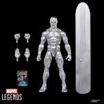 THE SILVER SURFER MARVEL LEGENDS SERIES. Hasbro suma a la línea Marvel Legends Series la figura de Silver Surfer (Estela Plateada en España), basada en su apariencia en el cómic homónimo. La figura mide 15 cm y cuenta con diversos accesories: 4x manos alternativas, 1x tabla de surf espacial y 1x réplica a escala del cómic con la portada de “Silver Surfer #1” de 1968. Gracias a sus más de 20 puntos de articulación, permite exponerla en diversas poses. Se presenta en un blíster ilustrado estilo retro. UNIDADES LIMITADAS.