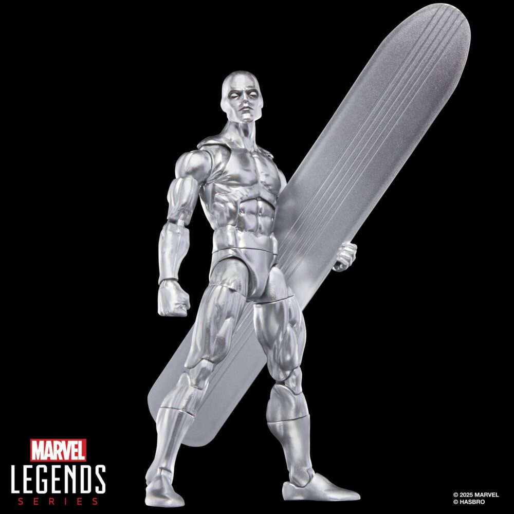 The silver surfer marvel legends series. Hasbro suma a la línea marvel legends series la figura de silver surfer (estela plateada en españa), basada en su apariencia en el cómic homónimo. La figura mide 15 cm y cuenta con diversos accesories: 4x manos alternativas, 1x tabla de surf espacial y 1x réplica a escala del cómic con la portada de “silver surfer #1” de 1968. Gracias a sus más de 20 puntos de articulación, permite exponerla en diversas poses. Se presenta en un blíster ilustrado estilo retro. Unidades limitadas.