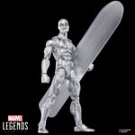 THE SILVER SURFER MARVEL LEGENDS SERIES. Hasbro suma a la línea Marvel Legends Series la figura de Silver Surfer (Estela Plateada en España), basada en su apariencia en el cómic homónimo. La figura mide 15 cm y cuenta con diversos accesories: 4x manos alternativas, 1x tabla de surf espacial y 1x réplica a escala del cómic con la portada de “Silver Surfer #1” de 1968. Gracias a sus más de 20 puntos de articulación, permite exponerla en diversas poses. Se presenta en un blíster ilustrado estilo retro. UNIDADES LIMITADAS.