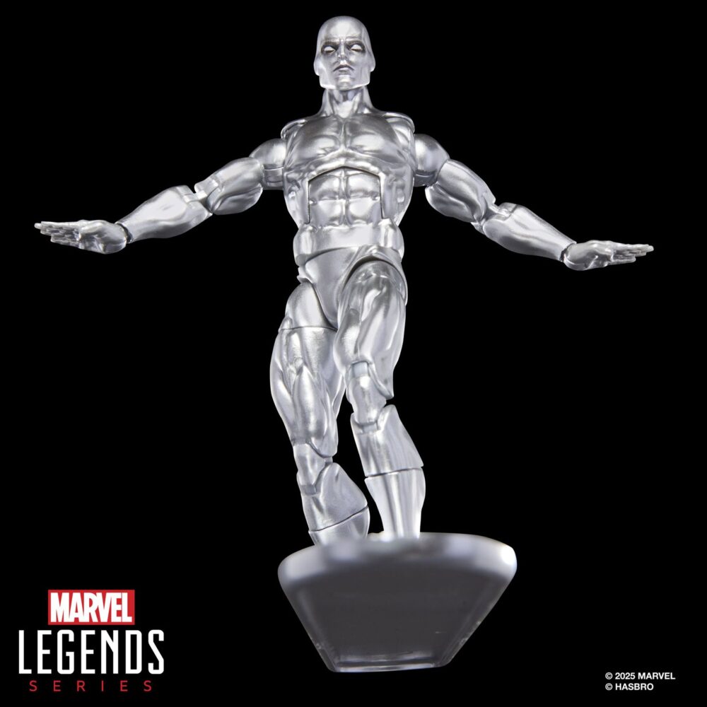 The silver surfer marvel legends series. Hasbro suma a la línea marvel legends series la figura de silver surfer (estela plateada en españa), basada en su apariencia en el cómic homónimo. La figura mide 15 cm y cuenta con diversos accesories: 4x manos alternativas, 1x tabla de surf espacial y 1x réplica a escala del cómic con la portada de “silver surfer #1” de 1968. Gracias a sus más de 20 puntos de articulación, permite exponerla en diversas poses. Se presenta en un blíster ilustrado estilo retro. Unidades limitadas.