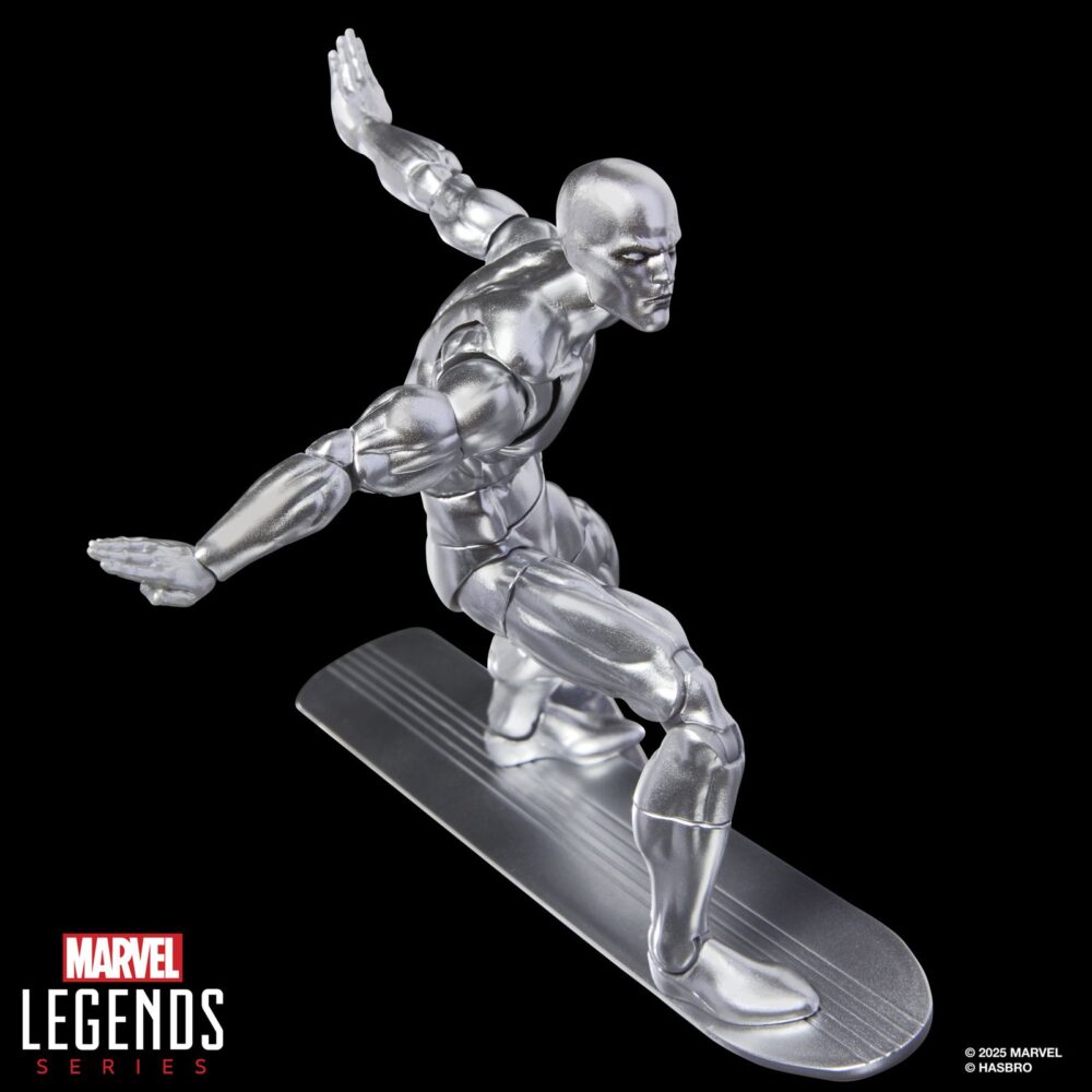 The silver surfer marvel legends series. Hasbro suma a la línea marvel legends series la figura de silver surfer (estela plateada en españa), basada en su apariencia en el cómic homónimo. La figura mide 15 cm y cuenta con diversos accesories: 4x manos alternativas, 1x tabla de surf espacial y 1x réplica a escala del cómic con la portada de “silver surfer #1” de 1968. Gracias a sus más de 20 puntos de articulación, permite exponerla en diversas poses. Se presenta en un blíster ilustrado estilo retro. Unidades limitadas.
