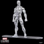 THE SILVER SURFER MARVEL LEGENDS SERIES. Hasbro suma a la línea Marvel Legends Series la figura de Silver Surfer (Estela Plateada en España), basada en su apariencia en el cómic homónimo. La figura mide 15 cm y cuenta con diversos accesories: 4x manos alternativas, 1x tabla de surf espacial y 1x réplica a escala del cómic con la portada de “Silver Surfer #1” de 1968. Gracias a sus más de 20 puntos de articulación, permite exponerla en diversas poses. Se presenta en un blíster ilustrado estilo retro. UNIDADES LIMITADAS.