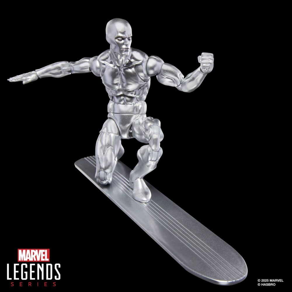 The silver surfer marvel legends series. Hasbro suma a la línea marvel legends series la figura de silver surfer (estela plateada en españa), basada en su apariencia en el cómic homónimo. La figura mide 15 cm y cuenta con diversos accesories: 4x manos alternativas, 1x tabla de surf espacial y 1x réplica a escala del cómic con la portada de “silver surfer #1” de 1968. Gracias a sus más de 20 puntos de articulación, permite exponerla en diversas poses. Se presenta en un blíster ilustrado estilo retro. Unidades limitadas.