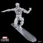 THE SILVER SURFER MARVEL LEGENDS SERIES. Hasbro suma a la línea Marvel Legends Series la figura de Silver Surfer (Estela Plateada en España), basada en su apariencia en el cómic homónimo. La figura mide 15 cm y cuenta con diversos accesories: 4x manos alternativas, 1x tabla de surf espacial y 1x réplica a escala del cómic con la portada de “Silver Surfer #1” de 1968. Gracias a sus más de 20 puntos de articulación, permite exponerla en diversas poses. Se presenta en un blíster ilustrado estilo retro. UNIDADES LIMITADAS.