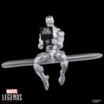 THE SILVER SURFER MARVEL LEGENDS SERIES. Hasbro suma a la línea Marvel Legends Series la figura de Silver Surfer (Estela Plateada en España), basada en su apariencia en el cómic homónimo. La figura mide 15 cm y cuenta con diversos accesories: 4x manos alternativas, 1x tabla de surf espacial y 1x réplica a escala del cómic con la portada de “Silver Surfer #1” de 1968. Gracias a sus más de 20 puntos de articulación, permite exponerla en diversas poses. Se presenta en un blíster ilustrado estilo retro. UNIDADES LIMITADAS.