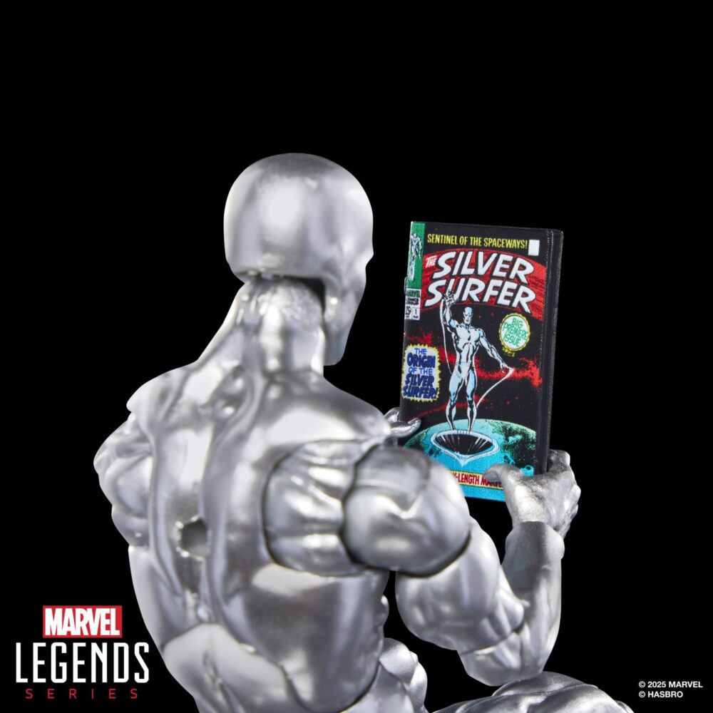 The silver surfer marvel legends series. Hasbro suma a la línea marvel legends series la figura de silver surfer (estela plateada en españa), basada en su apariencia en el cómic homónimo. La figura mide 15 cm y cuenta con diversos accesories: 4x manos alternativas, 1x tabla de surf espacial y 1x réplica a escala del cómic con la portada de “silver surfer #1” de 1968. Gracias a sus más de 20 puntos de articulación, permite exponerla en diversas poses. Se presenta en un blíster ilustrado estilo retro. Unidades limitadas.