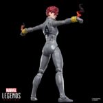 BLACK WIDOW MARVEL LEGENDS SERIES. Hasbro añade a su colección Marvel Legends Series la figura de Viuda Negra, basada en su aparición en un icónico cómic de la colección de "The Uncanny X-Men" en el que hacía equipo con Lobezno y el Capitán América. La figura mide 15 cm y se acompaña de 2x manos alternativas, 2x muñequeras con efecto de combate, 2x muñequeras con efecto de humo y 1x réplica a escala del cómic con la portada de “The Uncanny X-Men #268” de 1990. Su diseño premium y sus más de 20 puntos de articulación permiten reproducir una gran variedad de poses. Se presenta en un blíster ilustrado estilo retro. UNIDADES LIMITADAS.