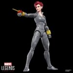 BLACK WIDOW MARVEL LEGENDS SERIES. Hasbro añade a su colección Marvel Legends Series la figura de Viuda Negra, basada en su aparición en un icónico cómic de la colección de "The Uncanny X-Men" en el que hacía equipo con Lobezno y el Capitán América. La figura mide 15 cm y se acompaña de 2x manos alternativas, 2x muñequeras con efecto de combate, 2x muñequeras con efecto de humo y 1x réplica a escala del cómic con la portada de “The Uncanny X-Men #268” de 1990. Su diseño premium y sus más de 20 puntos de articulación permiten reproducir una gran variedad de poses. Se presenta en un blíster ilustrado estilo retro. UNIDADES LIMITADAS.