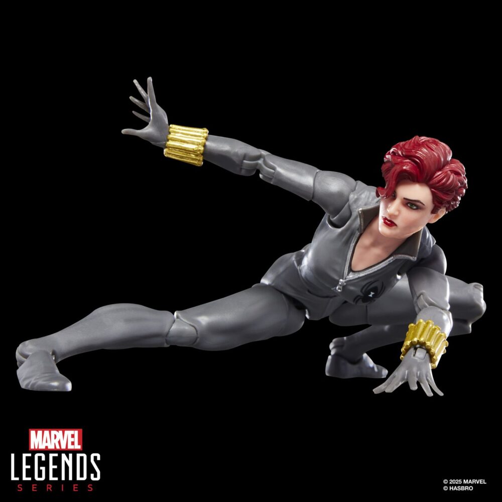 Black widow marvel legends series. Hasbro añade a su colección marvel legends series la figura de viuda negra, basada en su aparición en un icónico cómic de la colección de "the uncanny x-men" en el que hacía equipo con lobezno y el capitán américa. La figura mide 15 cm y se acompaña de 2x manos alternativas, 2x muñequeras con efecto de combate, 2x muñequeras con efecto de humo y 1x réplica a escala del cómic con la portada de “the uncanny x-men #268” de 1990. Su diseño premium y sus más de 20 puntos de articulación permiten reproducir una gran variedad de poses. Se presenta en un blíster ilustrado estilo retro. Unidades limitadas.