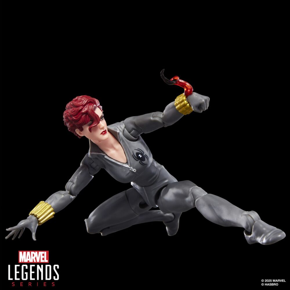 Black widow marvel legends series. Hasbro añade a su colección marvel legends series la figura de viuda negra, basada en su aparición en un icónico cómic de la colección de "the uncanny x-men" en el que hacía equipo con lobezno y el capitán américa. La figura mide 15 cm y se acompaña de 2x manos alternativas, 2x muñequeras con efecto de combate, 2x muñequeras con efecto de humo y 1x réplica a escala del cómic con la portada de “the uncanny x-men #268” de 1990. Su diseño premium y sus más de 20 puntos de articulación permiten reproducir una gran variedad de poses. Se presenta en un blíster ilustrado estilo retro. Unidades limitadas.