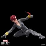 BLACK WIDOW MARVEL LEGENDS SERIES. Hasbro añade a su colección Marvel Legends Series la figura de Viuda Negra, basada en su aparición en un icónico cómic de la colección de "The Uncanny X-Men" en el que hacía equipo con Lobezno y el Capitán América. La figura mide 15 cm y se acompaña de 2x manos alternativas, 2x muñequeras con efecto de combate, 2x muñequeras con efecto de humo y 1x réplica a escala del cómic con la portada de “The Uncanny X-Men #268” de 1990. Su diseño premium y sus más de 20 puntos de articulación permiten reproducir una gran variedad de poses. Se presenta en un blíster ilustrado estilo retro. UNIDADES LIMITADAS.