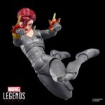 BLACK WIDOW MARVEL LEGENDS SERIES. Hasbro añade a su colección Marvel Legends Series la figura de Viuda Negra, basada en su aparición en un icónico cómic de la colección de "The Uncanny X-Men" en el que hacía equipo con Lobezno y el Capitán América. La figura mide 15 cm y se acompaña de 2x manos alternativas, 2x muñequeras con efecto de combate, 2x muñequeras con efecto de humo y 1x réplica a escala del cómic con la portada de “The Uncanny X-Men #268” de 1990. Su diseño premium y sus más de 20 puntos de articulación permiten reproducir una gran variedad de poses. Se presenta en un blíster ilustrado estilo retro. UNIDADES LIMITADAS.