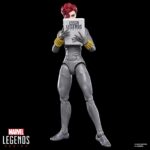 BLACK WIDOW MARVEL LEGENDS SERIES. Hasbro añade a su colección Marvel Legends Series la figura de Viuda Negra, basada en su aparición en un icónico cómic de la colección de "The Uncanny X-Men" en el que hacía equipo con Lobezno y el Capitán América. La figura mide 15 cm y se acompaña de 2x manos alternativas, 2x muñequeras con efecto de combate, 2x muñequeras con efecto de humo y 1x réplica a escala del cómic con la portada de “The Uncanny X-Men #268” de 1990. Su diseño premium y sus más de 20 puntos de articulación permiten reproducir una gran variedad de poses. Se presenta en un blíster ilustrado estilo retro. UNIDADES LIMITADAS.