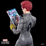 BLACK WIDOW MARVEL LEGENDS SERIES. Hasbro añade a su colección Marvel Legends Series la figura de Viuda Negra, basada en su aparición en un icónico cómic de la colección de "The Uncanny X-Men" en el que hacía equipo con Lobezno y el Capitán América. La figura mide 15 cm y se acompaña de 2x manos alternativas, 2x muñequeras con efecto de combate, 2x muñequeras con efecto de humo y 1x réplica a escala del cómic con la portada de “The Uncanny X-Men #268” de 1990. Su diseño premium y sus más de 20 puntos de articulación permiten reproducir una gran variedad de poses. Se presenta en un blíster ilustrado estilo retro. UNIDADES LIMITADAS.
