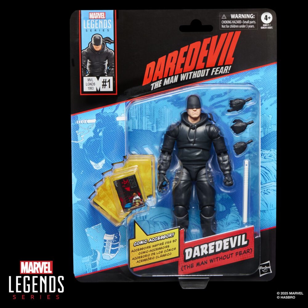 DAREDEVIL THE MAN WITHOUT FEAR MARVEL SERIES. Hasbro incorpora a la colección Marvel Legends Series la figura de Daredevil, inspirada en su aspecto en la miniserie en formato cómic "Daredevil: The Man Without Fear". La figura mide 15 cm e incluye 3x manos alternativas, 1x bastón de combate y 1x réplica a escala del cómic con la portada de “Daredevil: The Man Without Fear #1” de 1993. Sus más de 20 puntos de articulación permiten recrear escenas dinámicas del personaje. Se presenta en un blíster ilustrado estilo retro. UNIDADES LIMITADAS.