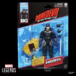 DAREDEVIL THE MAN WITHOUT FEAR MARVEL SERIES. Hasbro incorpora a la colección Marvel Legends Series la figura de Daredevil, inspirada en su aspecto en la miniserie en formato cómic "Daredevil: The Man Without Fear". La figura mide 15 cm e incluye 3x manos alternativas, 1x bastón de combate y 1x réplica a escala del cómic con la portada de “Daredevil: The Man Without Fear #1” de 1993. Sus más de 20 puntos de articulación permiten recrear escenas dinámicas del personaje. Se presenta en un blíster ilustrado estilo retro. UNIDADES LIMITADAS.