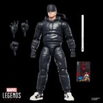 DAREDEVIL THE MAN WITHOUT FEAR MARVEL SERIES. Hasbro incorpora a la colección Marvel Legends Series la figura de Daredevil, inspirada en su aspecto en la miniserie en formato cómic "Daredevil: The Man Without Fear". La figura mide 15 cm e incluye 3x manos alternativas, 1x bastón de combate y 1x réplica a escala del cómic con la portada de “Daredevil: The Man Without Fear #1” de 1993. Sus más de 20 puntos de articulación permiten recrear escenas dinámicas del personaje. Se presenta en un blíster ilustrado estilo retro. UNIDADES LIMITADAS.