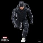 DAREDEVIL THE MAN WITHOUT FEAR MARVEL SERIES. Hasbro incorpora a la colección Marvel Legends Series la figura de Daredevil, inspirada en su aspecto en la miniserie en formato cómic "Daredevil: The Man Without Fear". La figura mide 15 cm e incluye 3x manos alternativas, 1x bastón de combate y 1x réplica a escala del cómic con la portada de “Daredevil: The Man Without Fear #1” de 1993. Sus más de 20 puntos de articulación permiten recrear escenas dinámicas del personaje. Se presenta en un blíster ilustrado estilo retro. UNIDADES LIMITADAS.