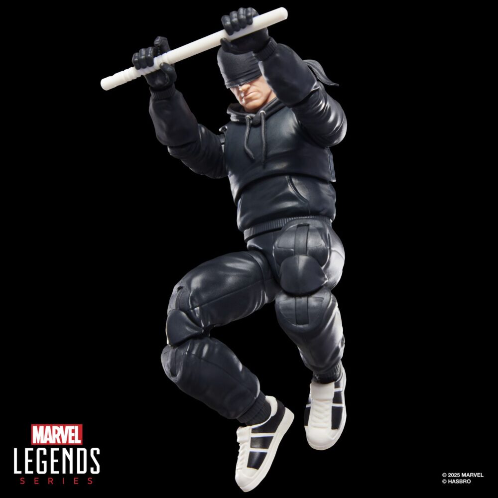 Daredevil the man without fear marvel series. Hasbro incorpora a la colección marvel legends series la figura de daredevil, inspirada en su aspecto en la miniserie en formato cómic "daredevil: the man without fear". La figura mide 15 cm e incluye 3x manos alternativas, 1x bastón de combate y 1x réplica a escala del cómic con la portada de “daredevil: the man without fear #1” de 1993. Sus más de 20 puntos de articulación permiten recrear escenas dinámicas del personaje. Se presenta en un blíster ilustrado estilo retro. Unidades limitadas.