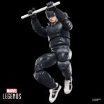 DAREDEVIL THE MAN WITHOUT FEAR MARVEL SERIES. Hasbro incorpora a la colección Marvel Legends Series la figura de Daredevil, inspirada en su aspecto en la miniserie en formato cómic "Daredevil: The Man Without Fear". La figura mide 15 cm e incluye 3x manos alternativas, 1x bastón de combate y 1x réplica a escala del cómic con la portada de “Daredevil: The Man Without Fear #1” de 1993. Sus más de 20 puntos de articulación permiten recrear escenas dinámicas del personaje. Se presenta en un blíster ilustrado estilo retro. UNIDADES LIMITADAS.