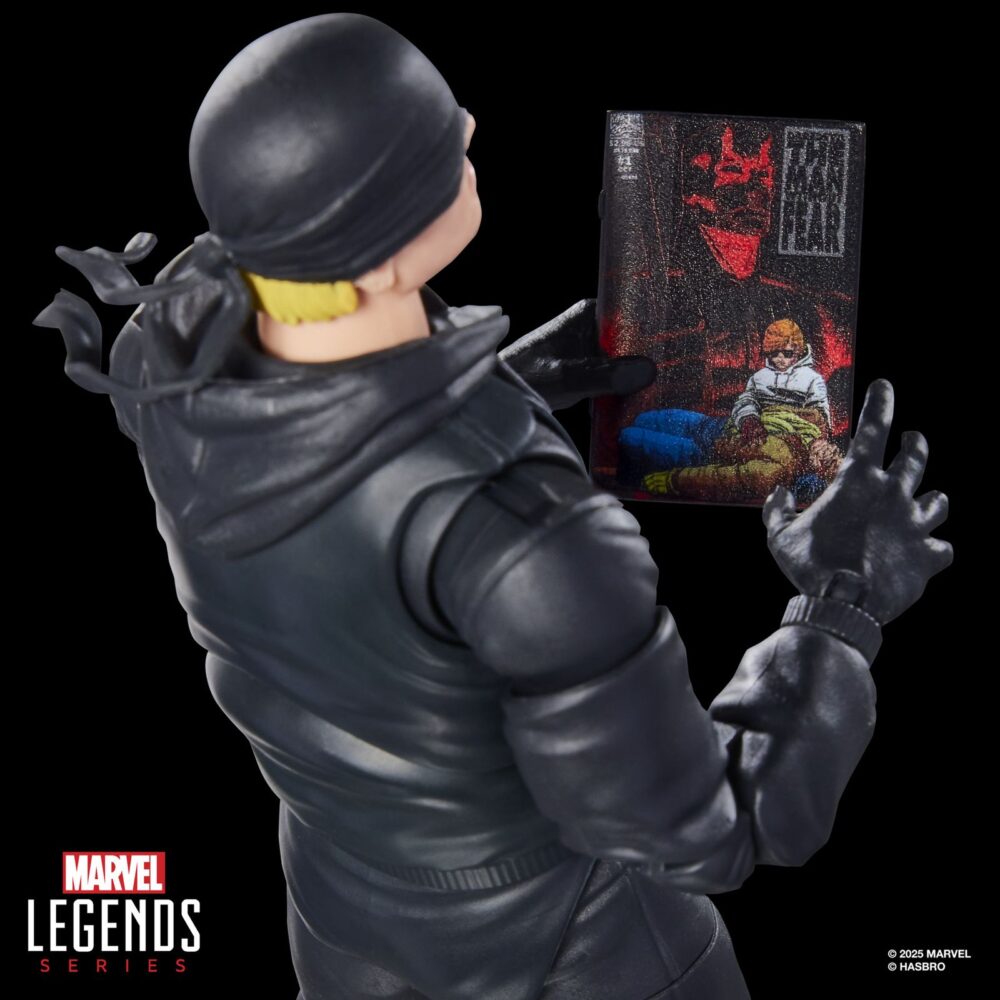 Daredevil the man without fear marvel series. Hasbro incorpora a la colección marvel legends series la figura de daredevil, inspirada en su aspecto en la miniserie en formato cómic "daredevil: the man without fear". La figura mide 15 cm e incluye 3x manos alternativas, 1x bastón de combate y 1x réplica a escala del cómic con la portada de “daredevil: the man without fear #1” de 1993. Sus más de 20 puntos de articulación permiten recrear escenas dinámicas del personaje. Se presenta en un blíster ilustrado estilo retro. Unidades limitadas.