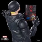 DAREDEVIL THE MAN WITHOUT FEAR MARVEL SERIES. Hasbro incorpora a la colección Marvel Legends Series la figura de Daredevil, inspirada en su aspecto en la miniserie en formato cómic "Daredevil: The Man Without Fear". La figura mide 15 cm e incluye 3x manos alternativas, 1x bastón de combate y 1x réplica a escala del cómic con la portada de “Daredevil: The Man Without Fear #1” de 1993. Sus más de 20 puntos de articulación permiten recrear escenas dinámicas del personaje. Se presenta en un blíster ilustrado estilo retro. UNIDADES LIMITADAS.