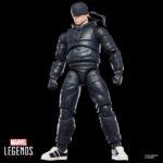 DAREDEVIL THE MAN WITHOUT FEAR MARVEL SERIES. Hasbro incorpora a la colección Marvel Legends Series la figura de Daredevil, inspirada en su aspecto en la miniserie en formato cómic "Daredevil: The Man Without Fear". La figura mide 15 cm e incluye 3x manos alternativas, 1x bastón de combate y 1x réplica a escala del cómic con la portada de “Daredevil: The Man Without Fear #1” de 1993. Sus más de 20 puntos de articulación permiten recrear escenas dinámicas del personaje. Se presenta en un blíster ilustrado estilo retro. UNIDADES LIMITADAS.