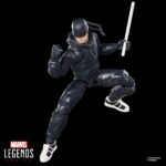 DAREDEVIL THE MAN WITHOUT FEAR MARVEL SERIES. Hasbro incorpora a la colección Marvel Legends Series la figura de Daredevil, inspirada en su aspecto en la miniserie en formato cómic "Daredevil: The Man Without Fear". La figura mide 15 cm e incluye 3x manos alternativas, 1x bastón de combate y 1x réplica a escala del cómic con la portada de “Daredevil: The Man Without Fear #1” de 1993. Sus más de 20 puntos de articulación permiten recrear escenas dinámicas del personaje. Se presenta en un blíster ilustrado estilo retro. UNIDADES LIMITADAS.