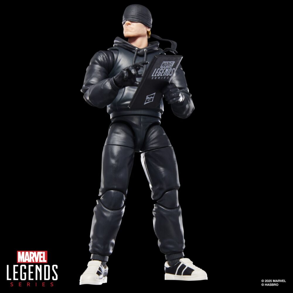 Daredevil the man without fear marvel series. Hasbro incorpora a la colección marvel legends series la figura de daredevil, inspirada en su aspecto en la miniserie en formato cómic "daredevil: the man without fear". La figura mide 15 cm e incluye 3x manos alternativas, 1x bastón de combate y 1x réplica a escala del cómic con la portada de “daredevil: the man without fear #1” de 1993. Sus más de 20 puntos de articulación permiten recrear escenas dinámicas del personaje. Se presenta en un blíster ilustrado estilo retro. Unidades limitadas.