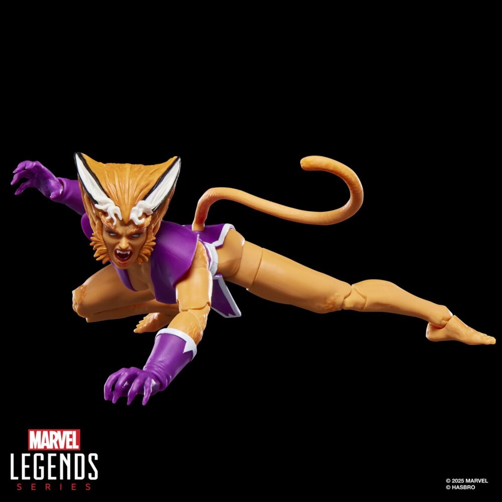 Feral x-force marvel legends series. Hasbro lanza dentro de la línea marvel legends series la figura de la mutante feral (feroz en españa), inspirada en su aspecto en el cómic "x-force". La figura mide 15 cm y cuenta con 2x manos alternativas y 1x réplica a escala del cómic con la portada de “x-force #1”de 1991. Su acabado premium y más de 20 puntos de articulación permiten exponerla en múltiples poses. Se presenta en un blíster ilustrado estilo retro. Unidades limitadas.