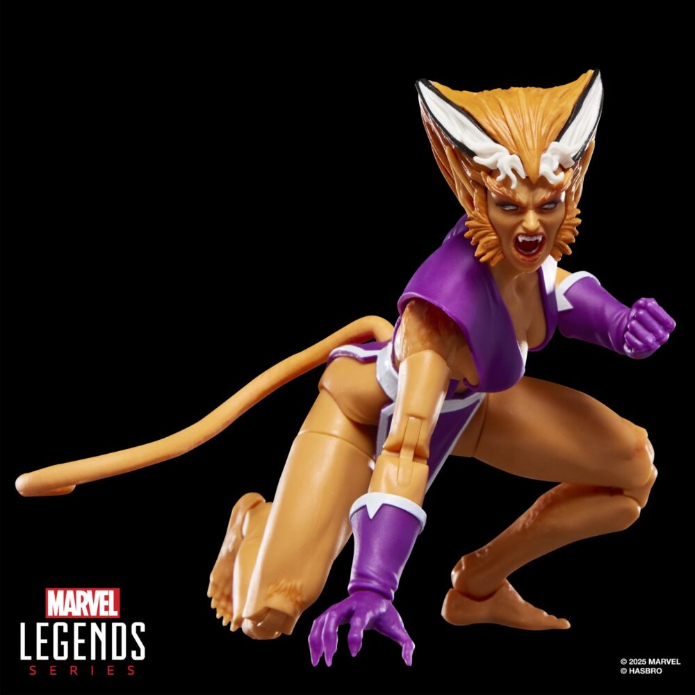 Feral x-force marvel legends series. Hasbro lanza dentro de la línea marvel legends series la figura de la mutante feral (feroz en españa), inspirada en su aspecto en el cómic "x-force". La figura mide 15 cm y cuenta con 2x manos alternativas y 1x réplica a escala del cómic con la portada de “x-force #1”de 1991. Su acabado premium y más de 20 puntos de articulación permiten exponerla en múltiples poses. Se presenta en un blíster ilustrado estilo retro. Unidades limitadas.