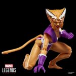 FERAL X-FORCE MARVEL LEGENDS SERIES. Hasbro lanza dentro de la línea Marvel Legends Series la figura de la mutante Feral (Feroz en España), inspirada en su aspecto en el cómic "X-Force". La figura mide 15 cm y cuenta con 2x manos alternativas y 1x réplica a escala del cómic con la portada de “X-Force #1”de 1991. Su acabado premium y más de 20 puntos de articulación permiten exponerla en múltiples poses. Se presenta en un blíster ilustrado estilo retro. UNIDADES LIMITADAS.