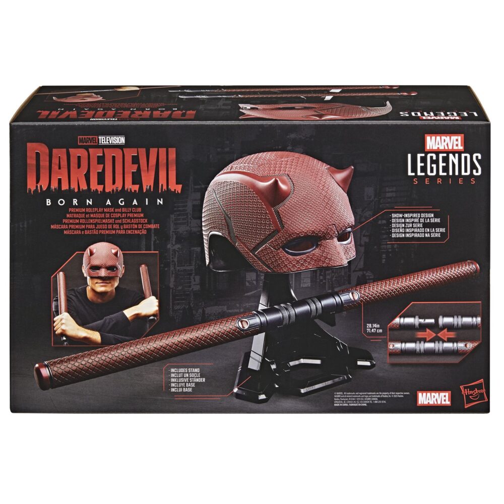 DAREDEVIL PREMIUM ROLEPLAY MASK REPLICA DAREDEVIL: BORN AGAIN MARVEL LEGENDS SERIES DAREDEVIL PREMIUM ROLEPLAY MASK REPLICA DAREDEVIL: BORN AGAIN MARVEL LEGENDS SERIES. Hasbro presenta, dentro de su colección Marvel Legends Series, este conjunto de réplicas premium a escala 1:1 formado por máscara y bastón, ambos inspirados en los que usa el protagonista de la serie de Disney+ "Daredevil: Born Again". La máscara es de talla única y tiene un diseño detallado con textura realista. Cuenta con sus distintivos cuernos y con lentes tintadas en rojo. El bastón de combate está formado por 2x piezas que alcanzan los 71,4 cm de longitud cuando se unen. Se incluye una base expositora que permite exhibir tanto la máscara como el bastón (unido o separado en dos piezas), aunque también resultan ideales como complemento de cosplay. Se presenta en caja cerrada ilustrada. UNIDADES LIMITADAS.