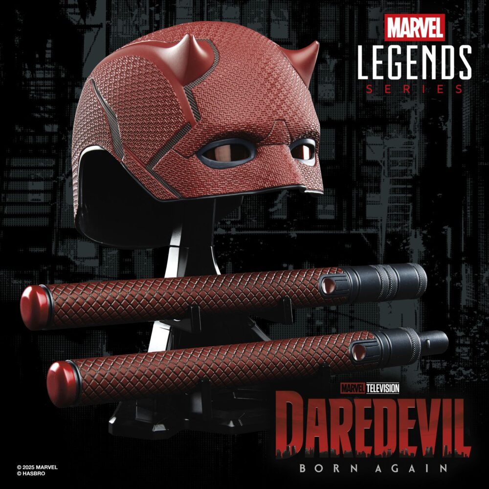 Daredevil premium roleplay mask replica daredevil: born again marvel legends series daredevil premium roleplay mask replica daredevil: born again marvel legends series. Hasbro presenta, dentro de su colección marvel legends series, este conjunto de réplicas premium a escala 1:1 formado por máscara y bastón, ambos inspirados en los que usa el protagonista de la serie de disney+ "daredevil: born again". La máscara es de talla única y tiene un diseño detallado con textura realista. Cuenta con sus distintivos cuernos y con lentes tintadas en rojo. El bastón de combate está formado por 2x piezas que alcanzan los 71,4 cm de longitud cuando se unen. Se incluye una base expositora que permite exhibir tanto la máscara como el bastón (unido o separado en dos piezas), aunque también resultan ideales como complemento de cosplay. Se presenta en caja cerrada ilustrada. Unidades limitadas.