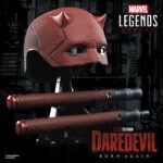 DAREDEVIL PREMIUM ROLEPLAY MASK REPLICA DAREDEVIL: BORN AGAIN MARVEL LEGENDS SERIES DAREDEVIL PREMIUM ROLEPLAY MASK REPLICA DAREDEVIL: BORN AGAIN MARVEL LEGENDS SERIES. Hasbro presenta, dentro de su colección Marvel Legends Series, este conjunto de réplicas premium a escala 1:1 formado por máscara y bastón, ambos inspirados en los que usa el protagonista de la serie de Disney+ "Daredevil: Born Again". La máscara es de talla única y tiene un diseño detallado con textura realista. Cuenta con sus distintivos cuernos y con lentes tintadas en rojo. El bastón de combate está formado por 2x piezas que alcanzan los 71,4 cm de longitud cuando se unen. Se incluye una base expositora que permite exhibir tanto la máscara como el bastón (unido o separado en dos piezas), aunque también resultan ideales como complemento de cosplay. Se presenta en caja cerrada ilustrada. UNIDADES LIMITADAS.
