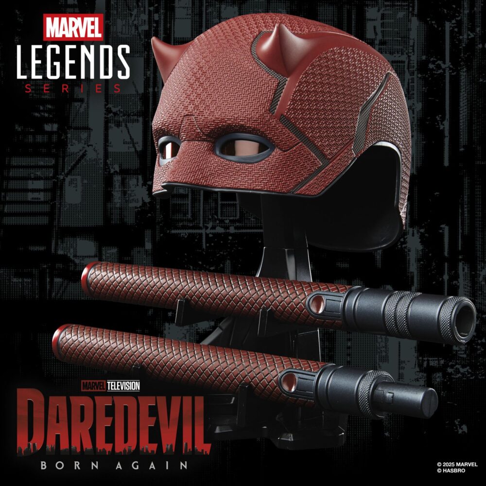 Daredevil premium roleplay mask replica daredevil: born again marvel legends series daredevil premium roleplay mask replica daredevil: born again marvel legends series. Hasbro presenta, dentro de su colección marvel legends series, este conjunto de réplicas premium a escala 1:1 formado por máscara y bastón, ambos inspirados en los que usa el protagonista de la serie de disney+ "daredevil: born again". La máscara es de talla única y tiene un diseño detallado con textura realista. Cuenta con sus distintivos cuernos y con lentes tintadas en rojo. El bastón de combate está formado por 2x piezas que alcanzan los 71,4 cm de longitud cuando se unen. Se incluye una base expositora que permite exhibir tanto la máscara como el bastón (unido o separado en dos piezas), aunque también resultan ideales como complemento de cosplay. Se presenta en caja cerrada ilustrada. Unidades limitadas.