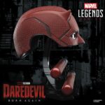DAREDEVIL PREMIUM ROLEPLAY MASK REPLICA DAREDEVIL: BORN AGAIN MARVEL LEGENDS SERIES DAREDEVIL PREMIUM ROLEPLAY MASK REPLICA DAREDEVIL: BORN AGAIN MARVEL LEGENDS SERIES. Hasbro presenta, dentro de su colección Marvel Legends Series, este conjunto de réplicas premium a escala 1:1 formado por máscara y bastón, ambos inspirados en los que usa el protagonista de la serie de Disney+ "Daredevil: Born Again". La máscara es de talla única y tiene un diseño detallado con textura realista. Cuenta con sus distintivos cuernos y con lentes tintadas en rojo. El bastón de combate está formado por 2x piezas que alcanzan los 71,4 cm de longitud cuando se unen. Se incluye una base expositora que permite exhibir tanto la máscara como el bastón (unido o separado en dos piezas), aunque también resultan ideales como complemento de cosplay. Se presenta en caja cerrada ilustrada. UNIDADES LIMITADAS.