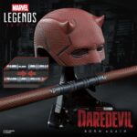 DAREDEVIL PREMIUM ROLEPLAY MASK REPLICA DAREDEVIL: BORN AGAIN MARVEL LEGENDS SERIES DAREDEVIL PREMIUM ROLEPLAY MASK REPLICA DAREDEVIL: BORN AGAIN MARVEL LEGENDS SERIES. Hasbro presenta, dentro de su colección Marvel Legends Series, este conjunto de réplicas premium a escala 1:1 formado por máscara y bastón, ambos inspirados en los que usa el protagonista de la serie de Disney+ "Daredevil: Born Again". La máscara es de talla única y tiene un diseño detallado con textura realista. Cuenta con sus distintivos cuernos y con lentes tintadas en rojo. El bastón de combate está formado por 2x piezas que alcanzan los 71,4 cm de longitud cuando se unen. Se incluye una base expositora que permite exhibir tanto la máscara como el bastón (unido o separado en dos piezas), aunque también resultan ideales como complemento de cosplay. Se presenta en caja cerrada ilustrada. UNIDADES LIMITADAS.