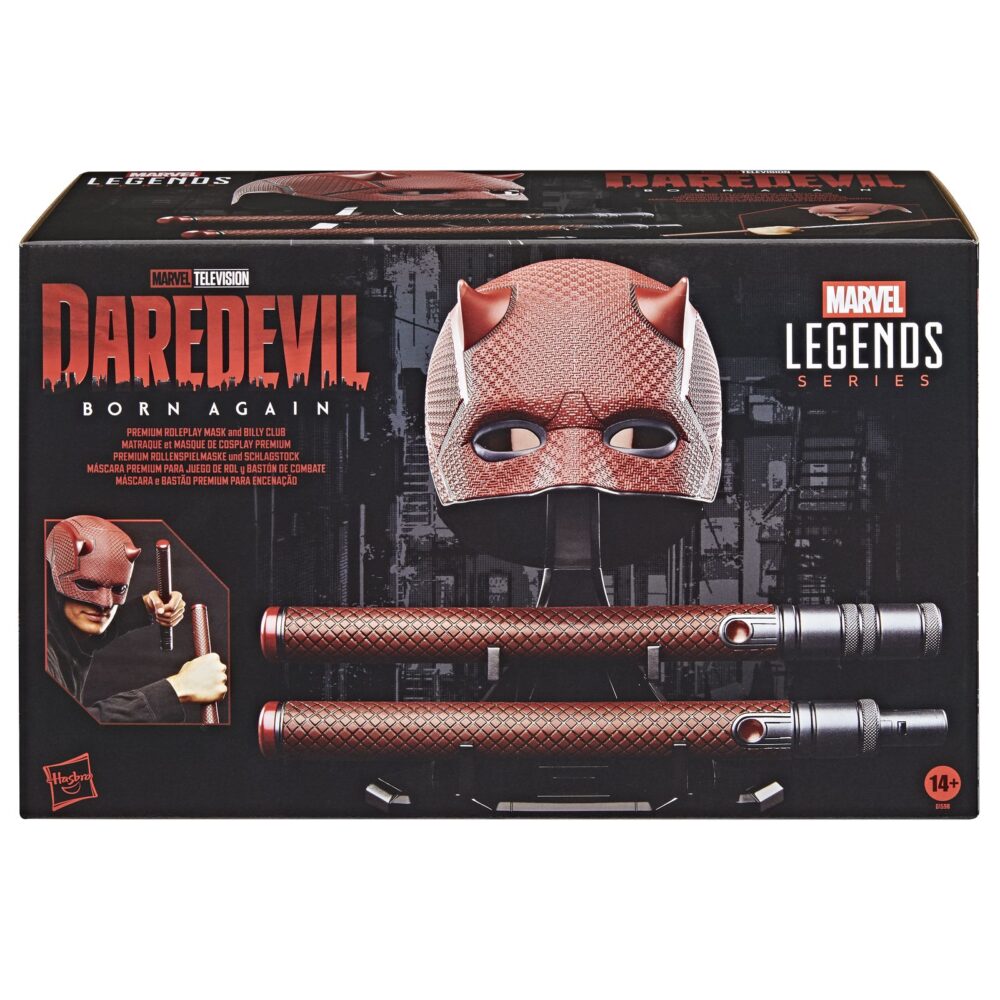 Daredevil premium roleplay mask replica daredevil: born again marvel legends series daredevil premium roleplay mask replica daredevil: born again marvel legends series. Hasbro presenta, dentro de su colección marvel legends series, este conjunto de réplicas premium a escala 1:1 formado por máscara y bastón, ambos inspirados en los que usa el protagonista de la serie de disney+ "daredevil: born again". La máscara es de talla única y tiene un diseño detallado con textura realista. Cuenta con sus distintivos cuernos y con lentes tintadas en rojo. El bastón de combate está formado por 2x piezas que alcanzan los 71,4 cm de longitud cuando se unen. Se incluye una base expositora que permite exhibir tanto la máscara como el bastón (unido o separado en dos piezas), aunque también resultan ideales como complemento de cosplay. Se presenta en caja cerrada ilustrada. Unidades limitadas.