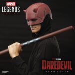 DAREDEVIL PREMIUM ROLEPLAY MASK REPLICA DAREDEVIL: BORN AGAIN MARVEL LEGENDS SERIES DAREDEVIL PREMIUM ROLEPLAY MASK REPLICA DAREDEVIL: BORN AGAIN MARVEL LEGENDS SERIES. Hasbro presenta, dentro de su colección Marvel Legends Series, este conjunto de réplicas premium a escala 1:1 formado por máscara y bastón, ambos inspirados en los que usa el protagonista de la serie de Disney+ "Daredevil: Born Again". La máscara es de talla única y tiene un diseño detallado con textura realista. Cuenta con sus distintivos cuernos y con lentes tintadas en rojo. El bastón de combate está formado por 2x piezas que alcanzan los 71,4 cm de longitud cuando se unen. Se incluye una base expositora que permite exhibir tanto la máscara como el bastón (unido o separado en dos piezas), aunque también resultan ideales como complemento de cosplay. Se presenta en caja cerrada ilustrada. UNIDADES LIMITADAS.