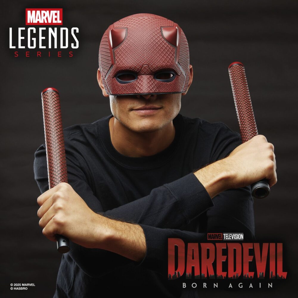 DAREDEVIL PREMIUM ROLEPLAY MASK REPLICA DAREDEVIL: BORN AGAIN MARVEL LEGENDS SERIES DAREDEVIL PREMIUM ROLEPLAY MASK REPLICA DAREDEVIL: BORN AGAIN MARVEL LEGENDS SERIES. Hasbro presenta, dentro de su colección Marvel Legends Series, este conjunto de réplicas premium a escala 1:1 formado por máscara y bastón, ambos inspirados en los que usa el protagonista de la serie de Disney+ "Daredevil: Born Again". La máscara es de talla única y tiene un diseño detallado con textura realista. Cuenta con sus distintivos cuernos y con lentes tintadas en rojo. El bastón de combate está formado por 2x piezas que alcanzan los 71,4 cm de longitud cuando se unen. Se incluye una base expositora que permite exhibir tanto la máscara como el bastón (unido o separado en dos piezas), aunque también resultan ideales como complemento de cosplay. Se presenta en caja cerrada ilustrada. UNIDADES LIMITADAS.