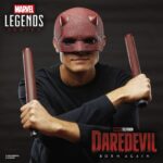 DAREDEVIL PREMIUM ROLEPLAY MASK REPLICA DAREDEVIL: BORN AGAIN MARVEL LEGENDS SERIES DAREDEVIL PREMIUM ROLEPLAY MASK REPLICA DAREDEVIL: BORN AGAIN MARVEL LEGENDS SERIES. Hasbro presenta, dentro de su colección Marvel Legends Series, este conjunto de réplicas premium a escala 1:1 formado por máscara y bastón, ambos inspirados en los que usa el protagonista de la serie de Disney+ "Daredevil: Born Again". La máscara es de talla única y tiene un diseño detallado con textura realista. Cuenta con sus distintivos cuernos y con lentes tintadas en rojo. El bastón de combate está formado por 2x piezas que alcanzan los 71,4 cm de longitud cuando se unen. Se incluye una base expositora que permite exhibir tanto la máscara como el bastón (unido o separado en dos piezas), aunque también resultan ideales como complemento de cosplay. Se presenta en caja cerrada ilustrada. UNIDADES LIMITADAS.