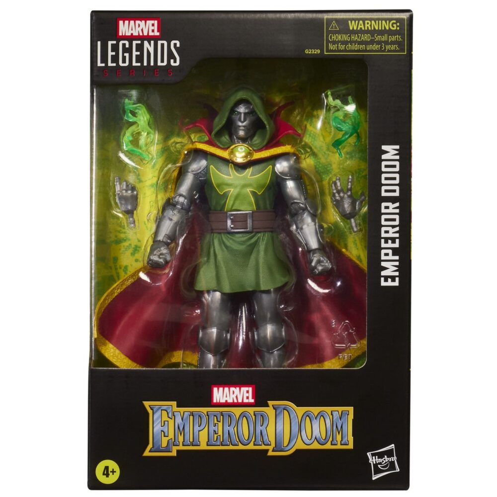 Emperor doom marvel legends series. Hasbro presenta dentro de su línea marvel legends series la figura de emperor doom basada en el aspecto del archienemigo de los 4f en el evento "one world under doom" ("un mundo bajo muerte" en españa). Esta figura a escala de 15 cm de altura destaca por su acabado premium y sus más de 20 puntos de articulación para recrear poses dinámicas de combate. Cuenta con la capa de levitación y el ojo de agamotto que le permiten erigirse como hechicero supremo. Además también se incluyen 2x manos alternativas y 2x efectos mágicos. Se presenta en una caja con ventana. Unidades limitadas.