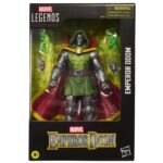 EMPEROR DOOM MARVEL LEGENDS SERIES. Hasbro presenta dentro de su línea Marvel Legends Series la figura de Emperor Doom basada en el aspecto del archienemigo de los 4F en el evento "One World Under Doom" ("Un mundo bajo Muerte" en España). Esta figura a escala de 15 cm de altura destaca por su acabado premium y sus más de 20 puntos de articulación para recrear poses dinámicas de combate. Cuenta con la capa de levitación y el ojo de Agamotto que le permiten erigirse como Hechicero Supremo. Además también se incluyen 2x manos alternativas y 2x efectos mágicos. Se presenta en una caja con ventana. UNIDADES LIMITADAS.