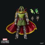 EMPEROR DOOM MARVEL LEGENDS SERIES. Hasbro presenta dentro de su línea Marvel Legends Series la figura de Emperor Doom basada en el aspecto del archienemigo de los 4F en el evento "One World Under Doom" ("Un mundo bajo Muerte" en España). Esta figura a escala de 15 cm de altura destaca por su acabado premium y sus más de 20 puntos de articulación para recrear poses dinámicas de combate. Cuenta con la capa de levitación y el ojo de Agamotto que le permiten erigirse como Hechicero Supremo. Además también se incluyen 2x manos alternativas y 2x efectos mágicos. Se presenta en una caja con ventana. UNIDADES LIMITADAS.