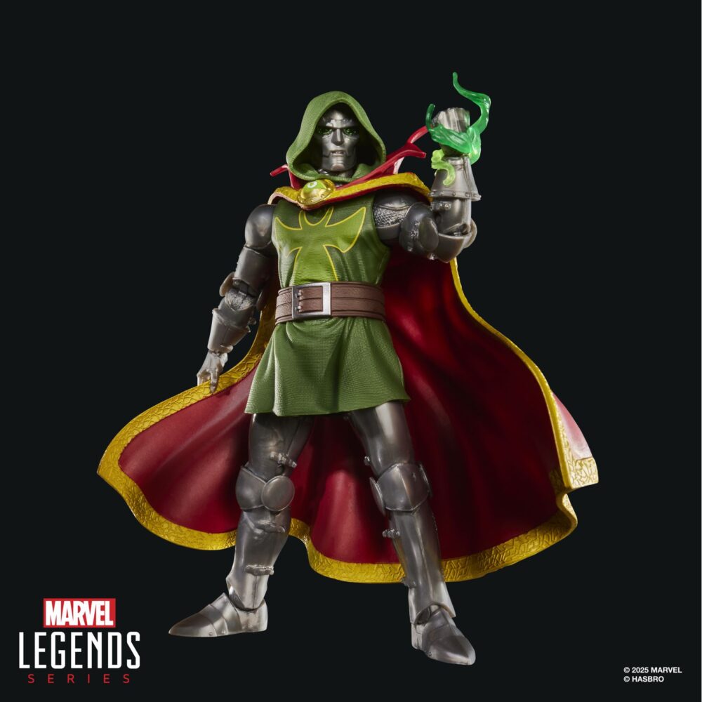 Emperor doom marvel legends series. Hasbro presenta dentro de su línea marvel legends series la figura de emperor doom basada en el aspecto del archienemigo de los 4f en el evento "one world under doom" ("un mundo bajo muerte" en españa). Esta figura a escala de 15 cm de altura destaca por su acabado premium y sus más de 20 puntos de articulación para recrear poses dinámicas de combate. Cuenta con la capa de levitación y el ojo de agamotto que le permiten erigirse como hechicero supremo. Además también se incluyen 2x manos alternativas y 2x efectos mágicos. Se presenta en una caja con ventana. Unidades limitadas.